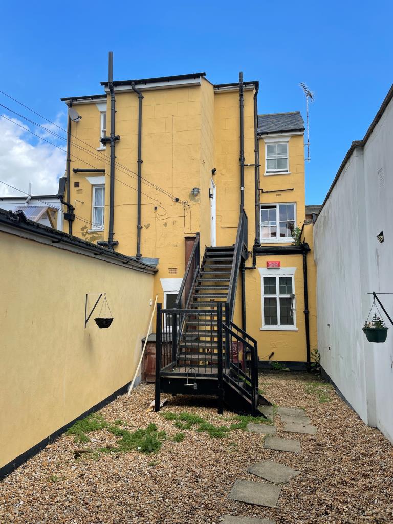 Lot: 48 - FREEHOLD INVESTMENT IN TOWN CENTRE -
